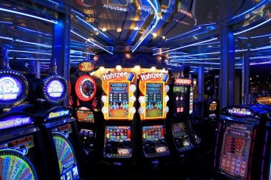 idcash88 slot mobile app interface showing football betting markets and live casino options